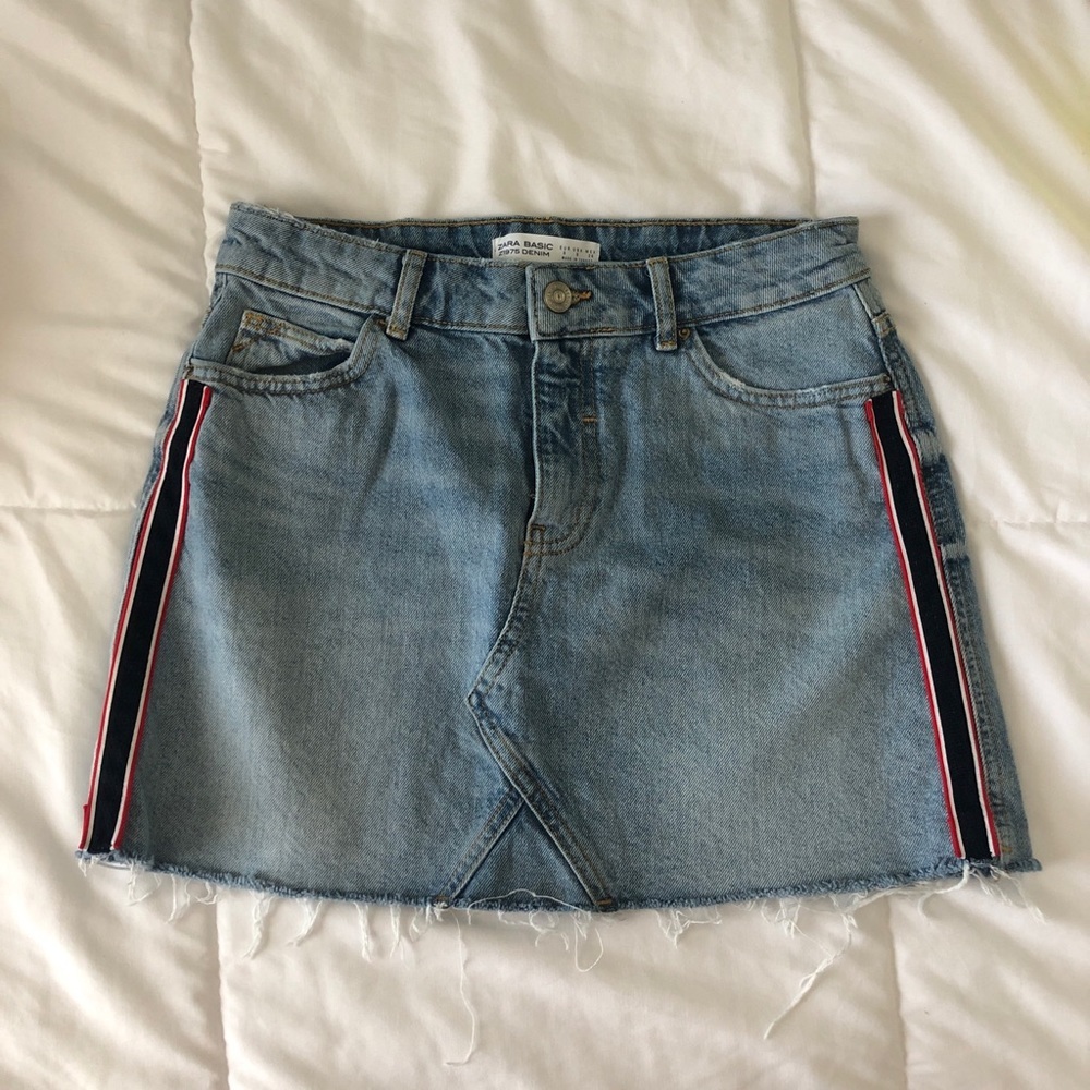Zara Z1975 Distressed med/light wash denim skirt